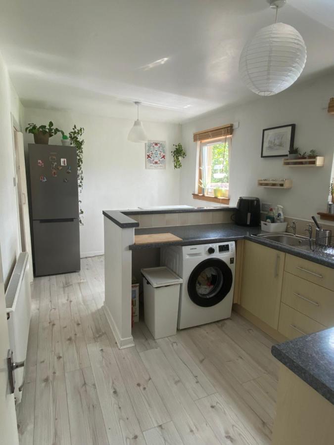 Cozy Bedroom In Shared Accommodation With Free Parking Edinburgh Bagian luar foto
