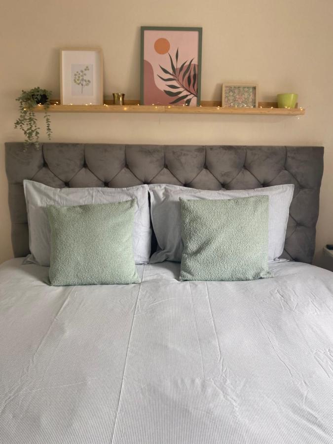 Cozy Bedroom In Shared Accommodation With Free Parking Edinburgh Bagian luar foto