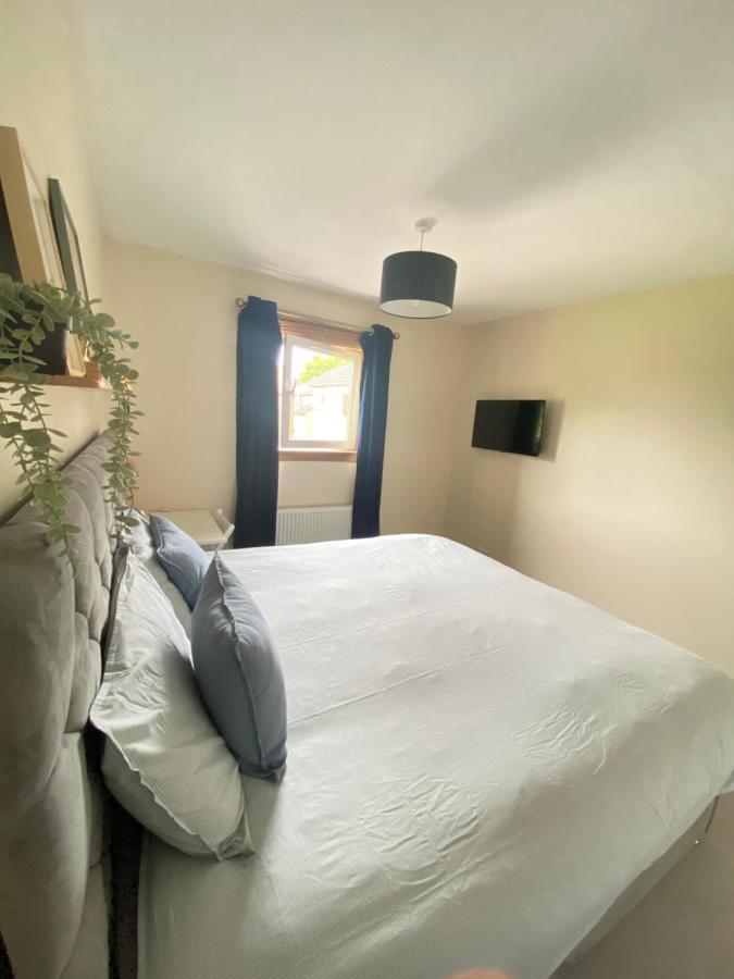 Cozy Bedroom In Shared Accommodation With Free Parking Edinburgh Bagian luar foto