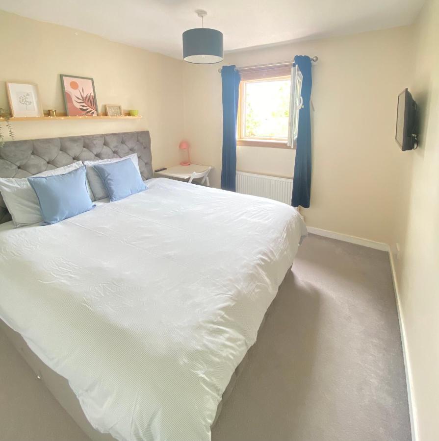 Cozy Bedroom In Shared Accommodation With Free Parking Edinburgh Bagian luar foto